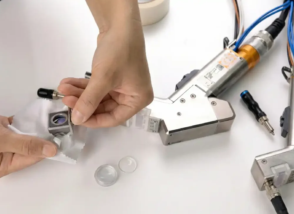 How to correctly replace the protective lens of a laser welding machine