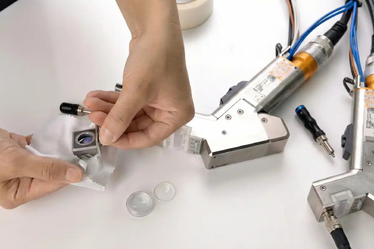 How to correctly replace the protective lens of a laser welding machine